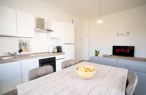 Alba House | [Private Parking] with Hill View