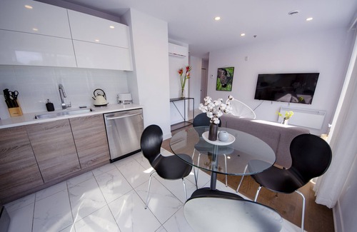 Cote-Des-Neiges—Notre-Dame-De-Grace House | Private patio 2BR King+Queen with Gym and Parking close to DT&Airport
