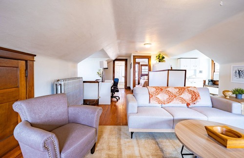 Southmoreland Apartment | Private Penthouse in a Midtown Mansion - Middle of KC!