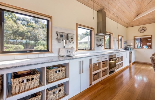 Quedjinup House | PRIVATE & PICTURESQUE COUNTRYSIDE ESCAPE FEATURING A SPARKLING POOL AND SPA