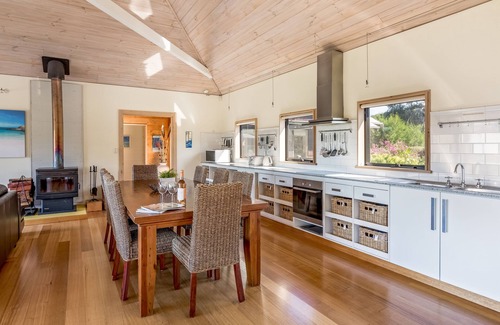 Quedjinup House | PRIVATE & PICTURESQUE COUNTRYSIDE ESCAPE FEATURING A SPARKLING POOL AND SPA