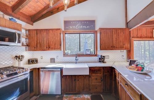 Blakeslee Ski Chalet | Private Pocono Chalet on cul-de-sac with Fireplace, Firepit, Lake Access, Deck
