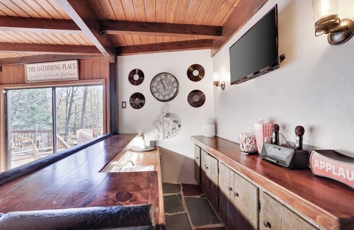 Blakeslee Ski Chalet | Private Pocono Chalet on cul-de-sac with Fireplace, Firepit, Lake Access, Deck