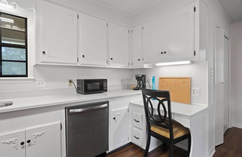 Hattiesburg House | Private pond, fishing, 2 bed 2 bath Retreat