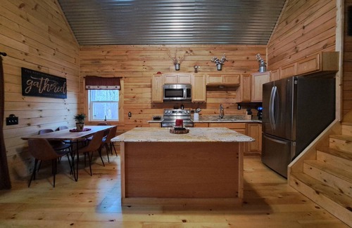 McArthur Cabin | Private pond, fishing, on-site hiking, hot tub and only 15 minutes to Ash Cave!