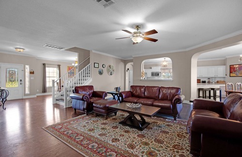 Kyle House | ♥PRIVATE Pool ♥ Heated Spa ♥ 5000 sft ♥2 acre Yard☀ Secluded Countryside