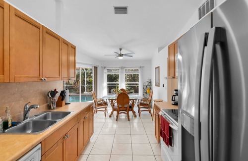 Caloosahatchee House | Private Pool Home in Cape Coral with Mini Golf & Relaxing Lanai