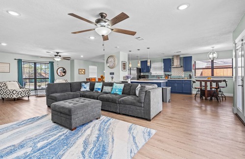 El Lago House | Private Pool Modern Elegant Contemporary Ranch-Style Home, 5 mins to NASA/Kemah
