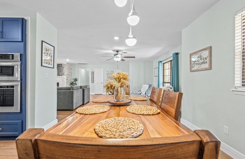 El Lago House | Private Pool Modern Elegant Contemporary Ranch-Style Home, 5 mins to NASA/Kemah