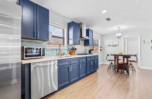 El Lago House | Private Pool Modern Elegant Contemporary Ranch-Style Home, 5 mins to NASA/Kemah