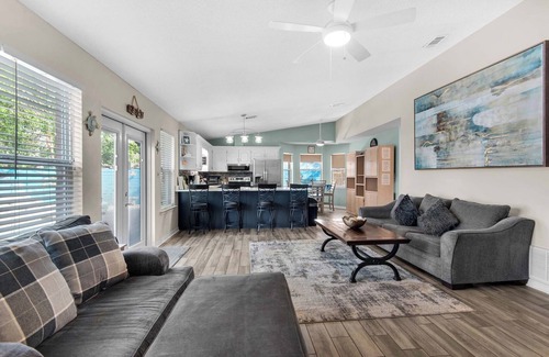 Gulf Breeze House | 🏖️Private Pool-Pet Friendly-Tiki Bar-3BR Village Oasis