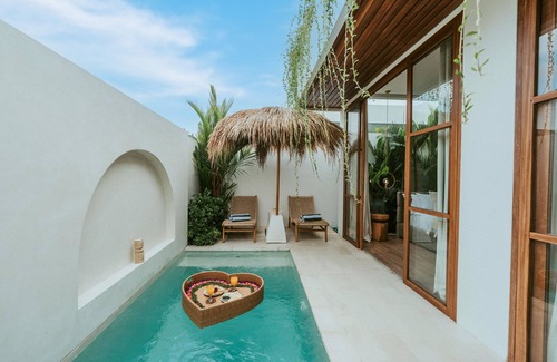 Batu Bolong Villa | Private Pool, Skylight Bathtub, Dreamy Pool and Serene Greenery in Canggu!