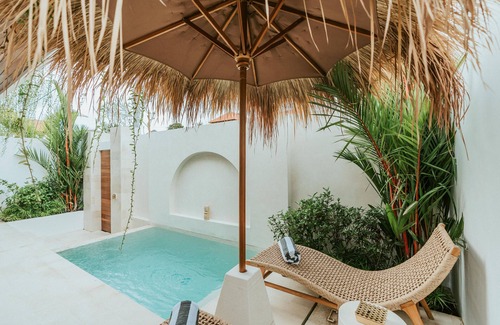 Batu Bolong Villa | Private Pool, Skylight Bathtub, Dreamy Pool and Serene Greenery in Canggu!