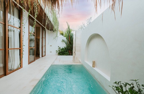 Batu Bolong Villa | Private Pool, Skylight Bathtub, Dreamy Pool and Serene Greenery in Canggu!