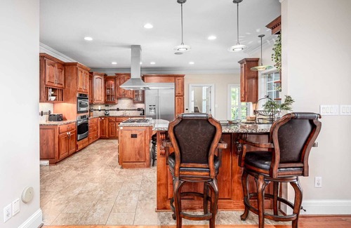 Olivia House | Private Pool! WaterEdge Lake House