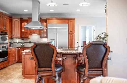 Olivia House | Private Pool! WaterEdge Lake House