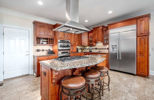 Olivia House | Private Pool! WaterEdge Lake House