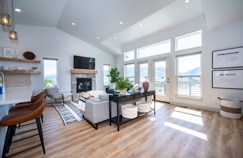 Wolf Creek House | Private Powder Mtn B2 | Desk | Hot Tub | Mt View