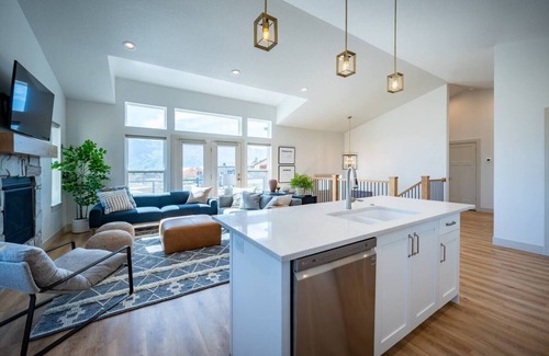 Wolf Creek House | Private Powder Mtn B2 | Desk | Hot Tub | Mt View