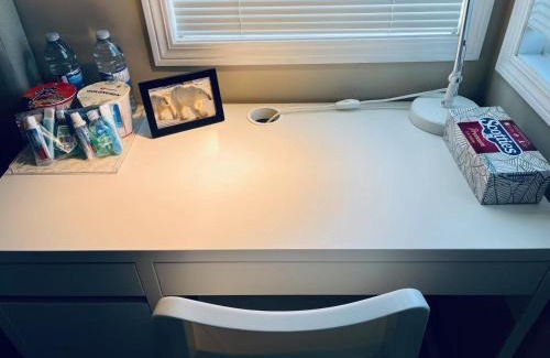Fort Gary House | Private Queen Bedroom in Kenaston, Walmart, Costco, MITT, IKEA, Outlet, Unversity of Manitoba are nearby