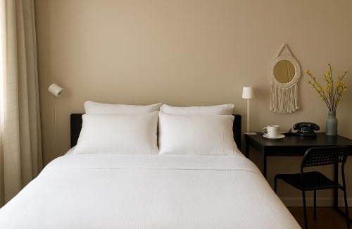 St. James Town House | Private Queen Room in Downtown Toronto, Steps to Subway & CN Tower