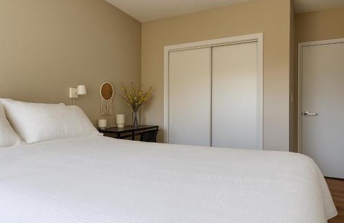 St. James Town House | Private Queen Room in Downtown Toronto, Steps to Subway & CN Tower