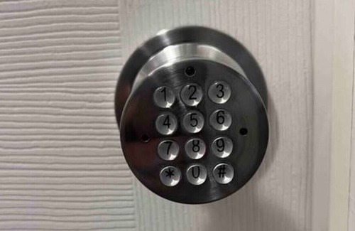 Eastwood House | PRIVATE quiet room, free parking, close to hospital, Expo