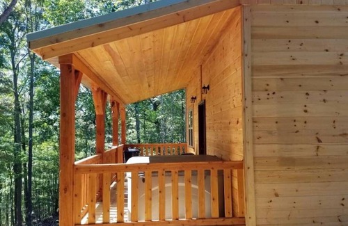 Fort Gay Cabin | Private Ravine View Luxury Amish-Built Cabin "The Frontier"
