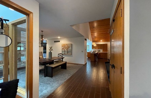 Lincoln House | Private Resort Lodge: Pool-Hot Tub—Billiards-Ping Pong-140 gift basket! 5500sf.