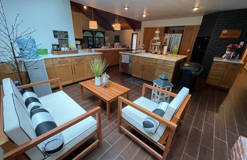 Lincoln House | Private Resort Lodge: Pool-Hot Tub—Billiards-Ping Pong-140 gift basket! 5500sf.