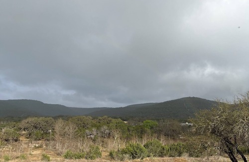Leakey House | Private river access! Quiet, nPeaceful.sleeps 6. amazing views.