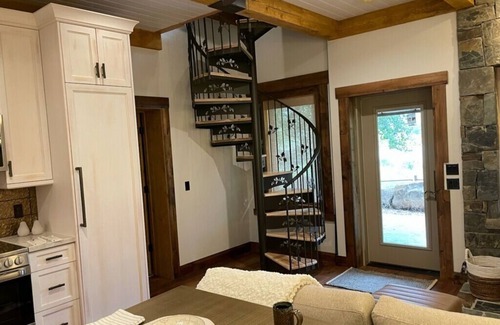 Tabiona Cabin | Private, Romantic Honeymoon/Anniversary Cabin Retreat with Pond and River Access