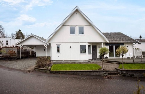Sjomarken House | Private room nearby lake with view to the garden