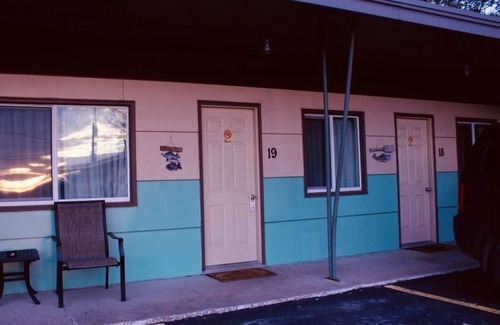 Onalaska House | Private Room + Bath in Nostalgic Motel Overlooking Lake Onalaska