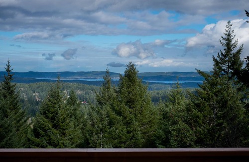 Salt Spring Island House | Private rooms/Suites. Ocean,mountain view,hot tub.Next to Mount Maxwell park.