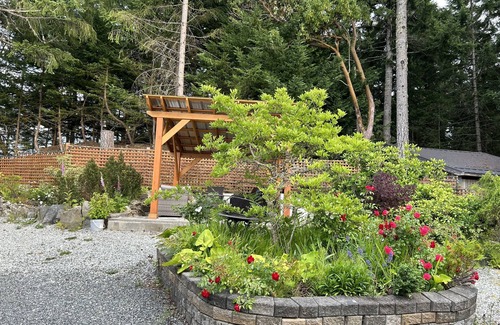 Salt Spring Island House | Private rooms/Suites. Ocean,mountain view,hot tub.Next to Mount Maxwell park.