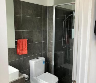 Highton Apartment | Private Room & Ensuite, in hosted Modern 2 bedroom Apartment- full use of all facilities