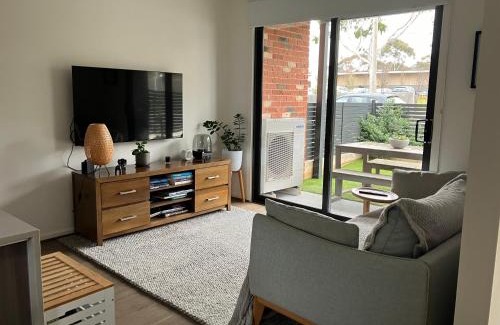 Highton Apartment | Private Room & Ensuite, in hosted Modern 2 bedroom Apartment- full use of all facilities