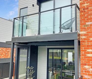 Highton Apartment | Private Room & Ensuite, in hosted Modern 2 bedroom Apartment- full use of all facilities