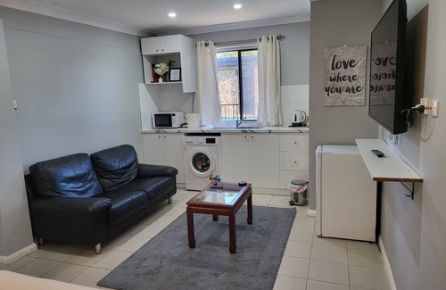 Windsor Ski Chalet | Private Room in Charming Windsor with WiFi, AC, Washing Machine, Kitchenette