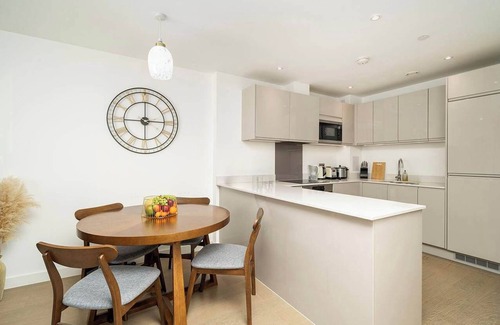 Barking Apartment | Private Room in Flat with Stunning Views