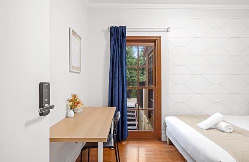 Gordon House | Private Room in Gordon near Train & Bus - Sleeps 2