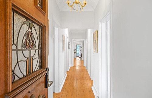 Gordon House | Private Room in Gordon near Train & Bus - Sleeps 2
