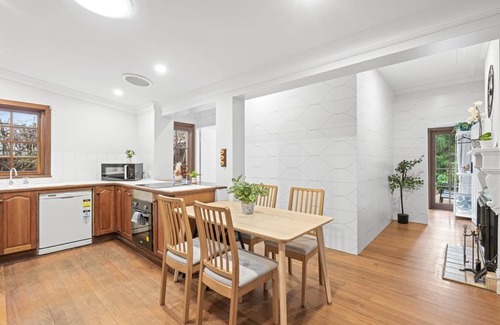 Gordon House | Private Room in Gordon near Train & Bus - Sleeps 2