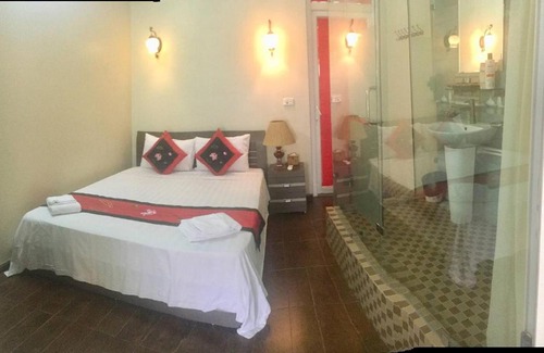 Hang Trong House | Private Room In Hanoi Old Quarterbalconyen-suite