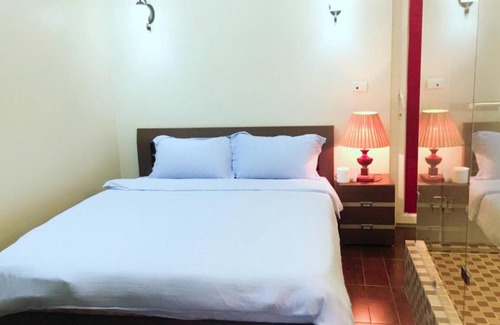 Hang Trong House | Private Room In Hanoi Old Quarterbalconyen-suite
