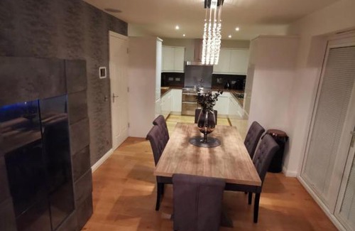 Aberdeen House | Private room in residential house