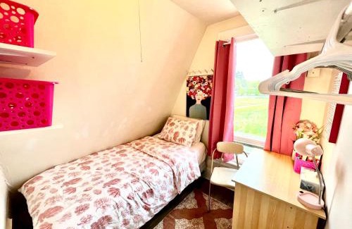 Rainier Valley House | Private Room TINY with Shared Bathroom near SeaTac Airport and Downtown Seattle