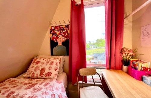 Rainier Valley House | Private Room TINY with Shared Bathroom near SeaTac Airport and Downtown Seattle