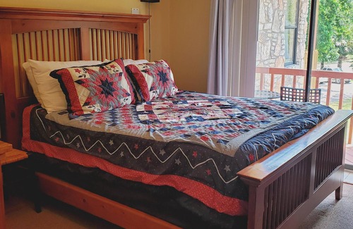 Kingsland Hotel | Private Room W/Deck*MiniFridge&Microwave